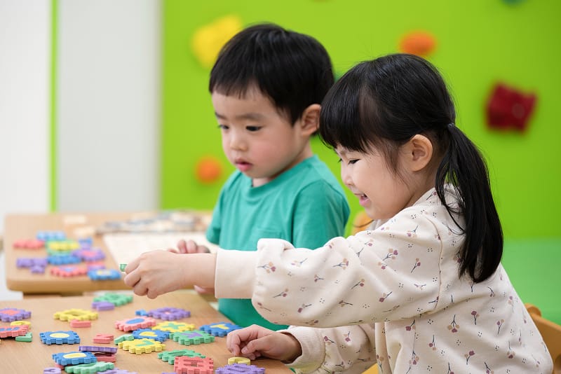 幼児室で遊ぶ親子のようす