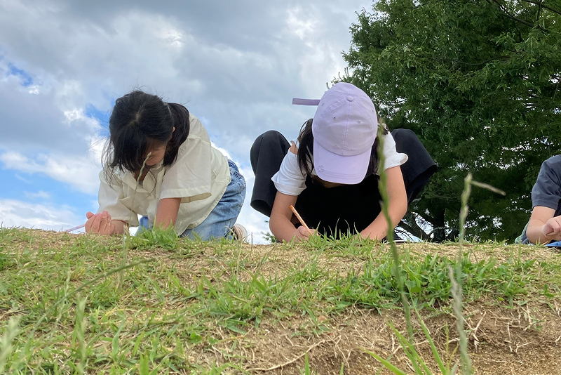 外遊びをする小学生のようす