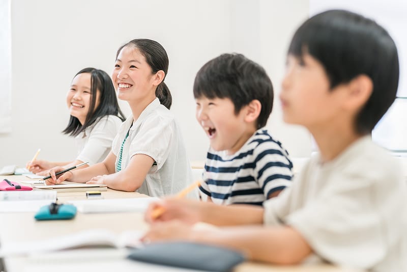 学習する中高生のようす