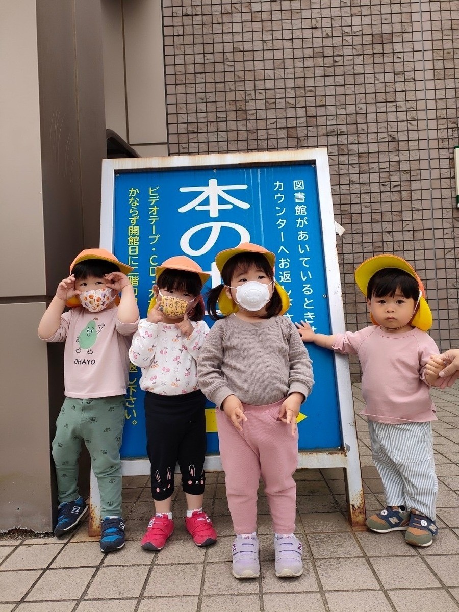 今日はお散歩で図書館へ📚